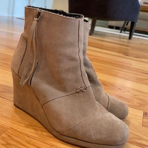 Tom’s wedge boot, size 9.5